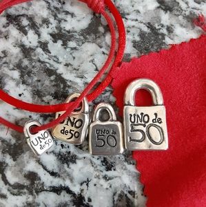 4 ,Uno de 50 charms.